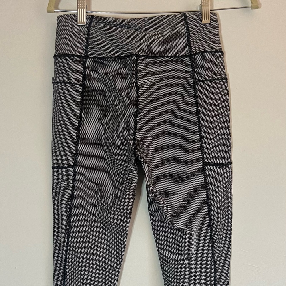 Victoria's Secret Sports. Legging size M in black and white.